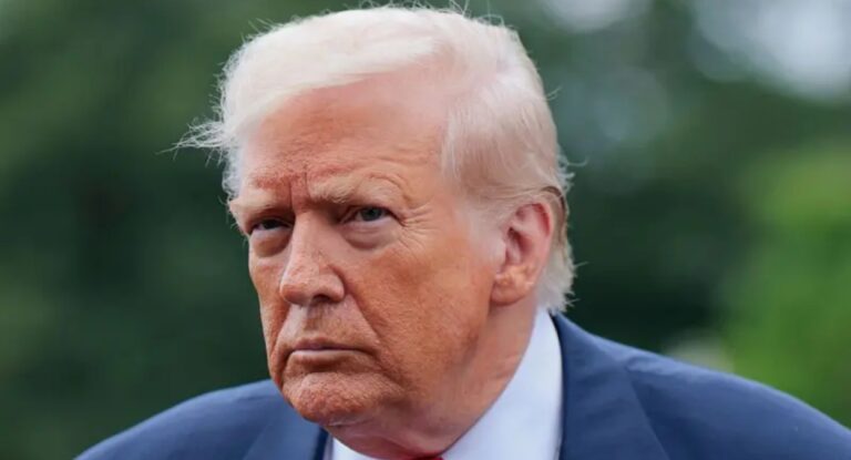 Foto mostra o presidente dos EUA, Donald Trump, diante das tensões políticas de que o país norte-americano pode bloquear o sinal GPS no Brasil