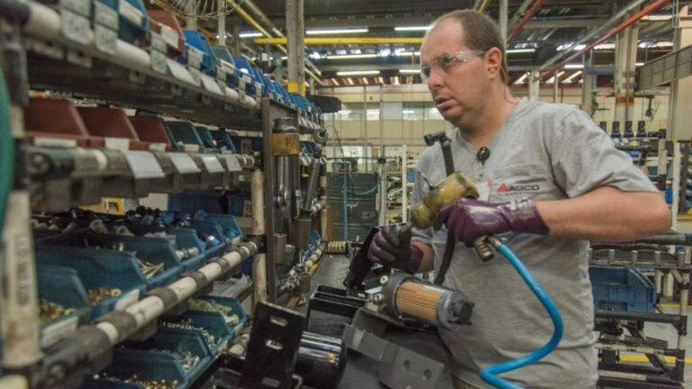 na foto, funcionário de fábrica em Canoas