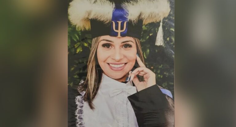 na foto, falsa psicóloga que atendia crianças em Canoas