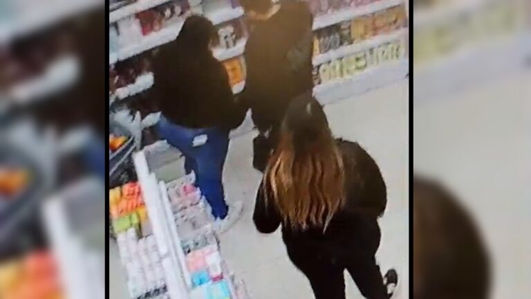 na foto, mulheres assaltando farmácias em Canoas