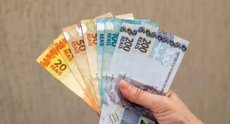 Foto mostra dinheiro do FGST de lucro de trabalhadores