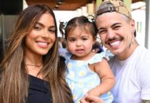 Tays reis com filha e marido