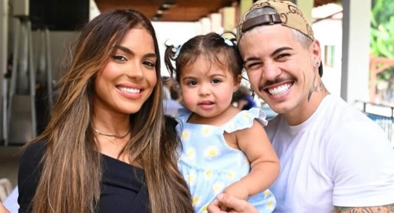 Tays reis com filha e marido