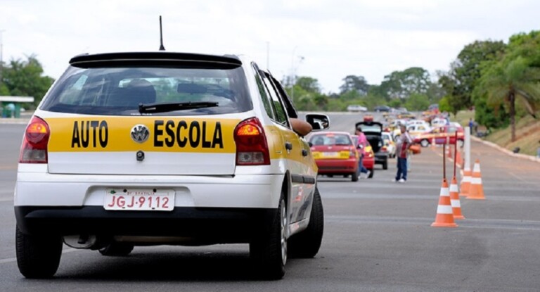 imagem de carros da autoescola