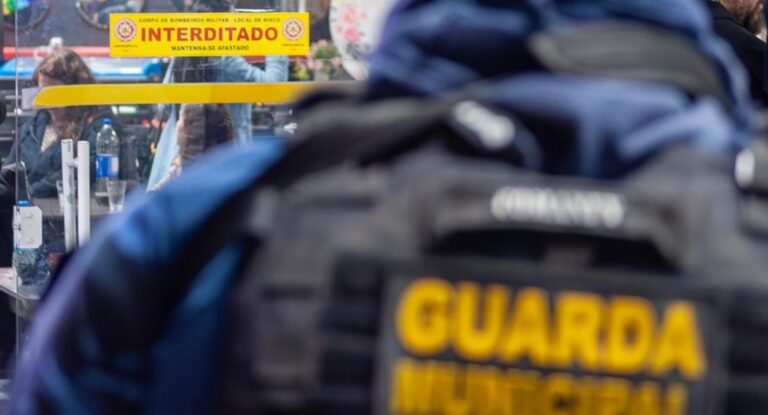 Na foto, fiscalização restaurante em Canoas