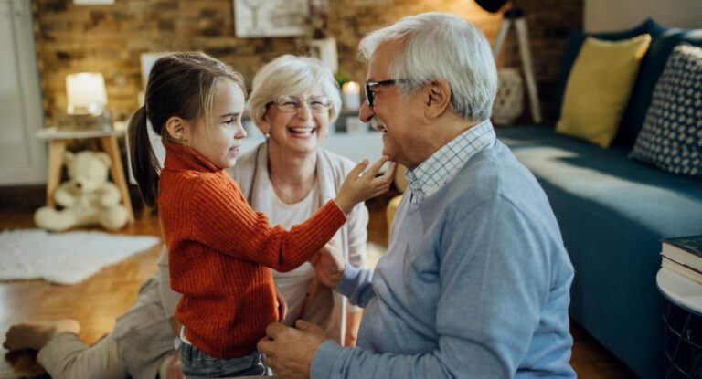 na foto, neta fala frases para o dia dos avós