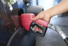 Na foto, frentista abastece carro com gasolina em Canoas