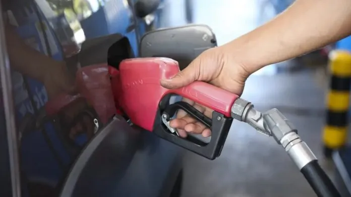 Na foto, frentista abastece carro com gasolina em Canoas