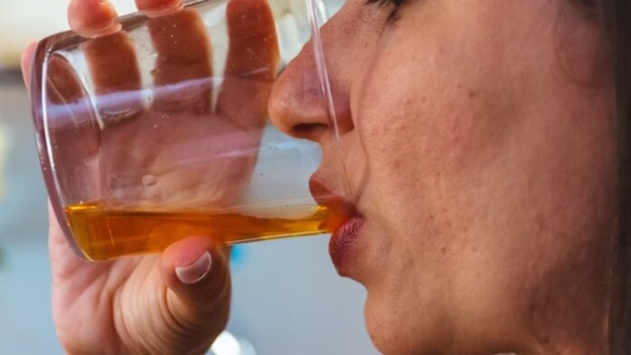 Na foto, mostra uma pessoa bebendo e pode ter gordura no fígado