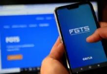 Imagem de um celular com o app do FGTS aberto