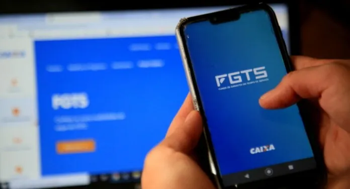 Imagem de um celular com o app do FGTS aberto