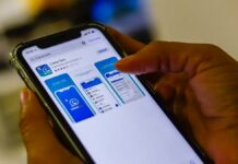 Imagem de um celular com o App do Caixa Tem aberto