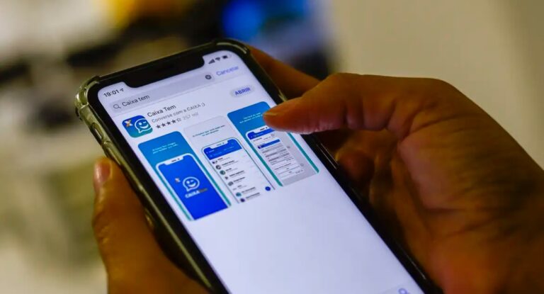 Imagem de um celular com o App do Caixa Tem aberto