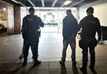 na foto, agentes da Guarda Municipal de Canoas conduzem os presos