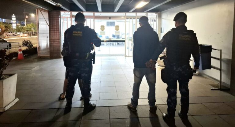 na foto, agentes da Guarda Municipal de Canoas conduzem os presos
