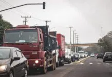 na foto, congestionamento na guilherme schell, em Canoas