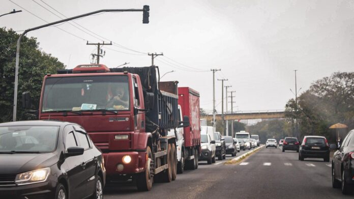 na foto, congestionamento na guilherme schell, em Canoas
