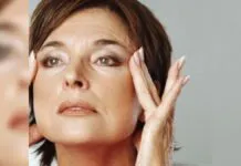 foto de mulher se olhando no espelho; Saiba quais são os hábitos que envelhecem