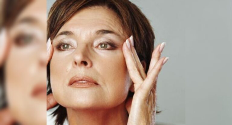 foto de mulher se olhando no espelho; Saiba quais são os hábitos que envelhecem