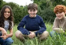 Foto mostra o trio de atores principais da nova série de Harry Potter