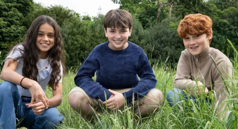 Foto mostra o trio de atores principais da nova série de Harry Potter