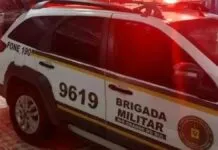 Na foto, carro da ocorrência do homem e adolescente assassinados