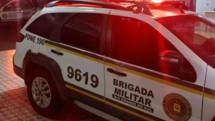 Na foto, carro da ocorrência do homem e adolescente assassinados