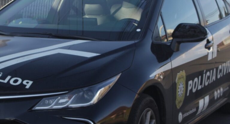 na foto, viatura da Polícia Civil em caso de homem Canoas