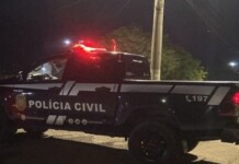 Na foto, mostra a viatura da Polícia Civil na ocorrência do homem morto