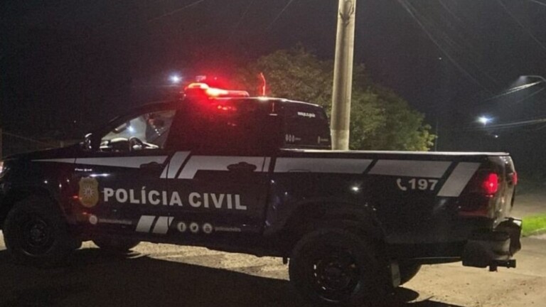 Na foto, mostra a viatura da Polícia Civil na ocorrência do homem morto