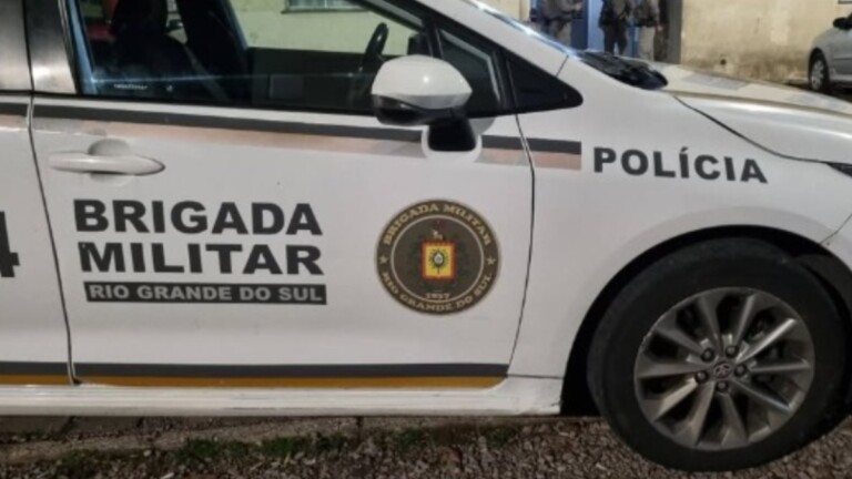 Na foto, o carro da ocorrência no local do homem morto em condomínio