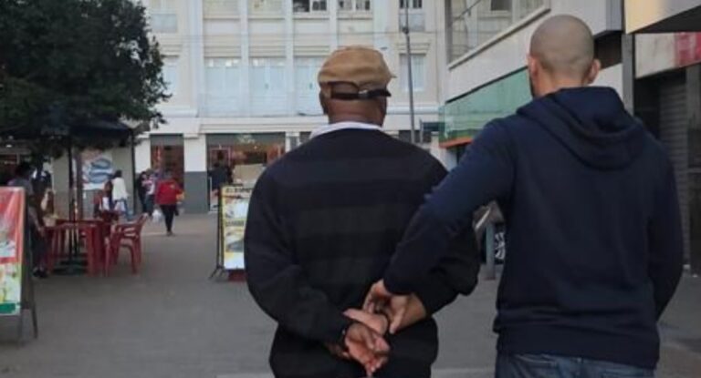 na foto, homem preso após crime em condomínio de Canoas