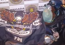 Imagem do que foi apreendido com o suspeito, drogas, uma moto