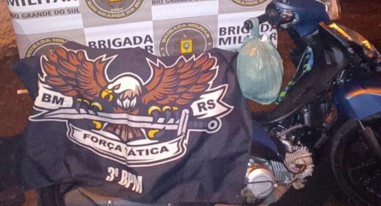 Imagem do que foi apreendido com o suspeito, drogas, uma moto