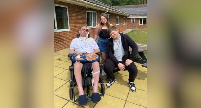 Homem ignora dor de cabeça e desenvolve doença rara que o deixa preso no próprio corpo