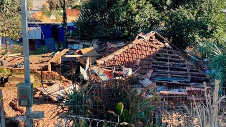 Na foto, mostra a casa do homem morreu