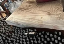 Na foto, mostra o quarto do homem que morreu após se alimentar apenas de cerveja