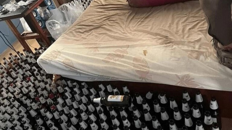 Na foto, mostra o quarto do homem que morreu após se alimentar apenas de cerveja