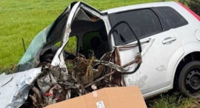 Na foto, o carro da ocorrência do homem que morreu após tentar matar mulher em acidente