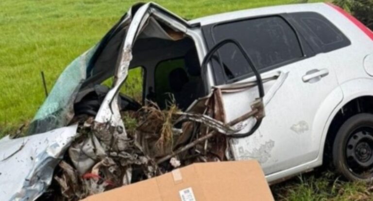 Na foto, o carro da ocorrência do homem que morreu após tentar matar mulher em acidente