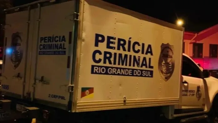 Na foto, mostra o carro da pericia na ocorrência do homem morto no pátio de casa