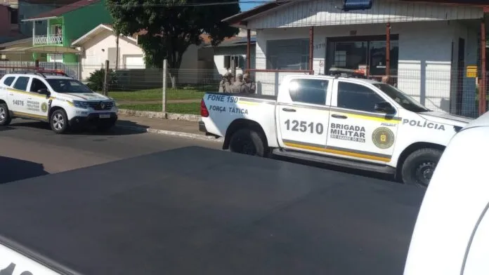 na foto, polícia na loja em que homem foi morto a tiros em Sapucaia do Sul