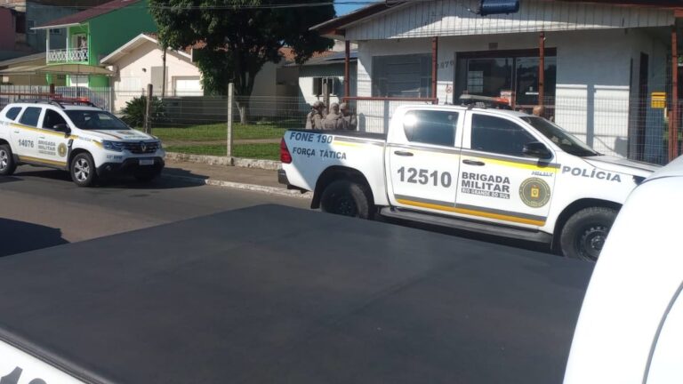 na foto, polícia na loja em que homem foi morto a tiros em Sapucaia do Sul