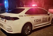 Na foto, o carro da ocorrência do homem morto a tiros