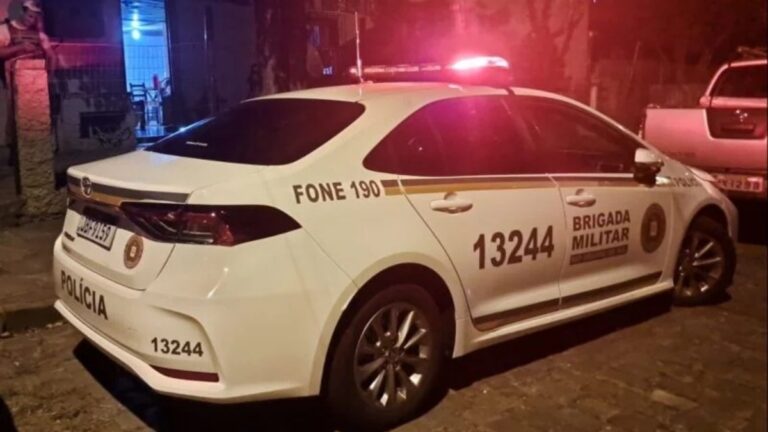 Na foto, o carro da ocorrência do homem morto a tiros