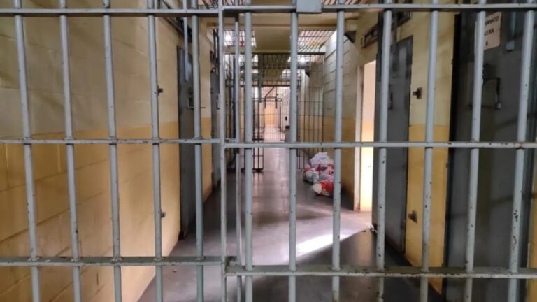 Na foto, o homem que ficou preso injustamente