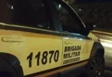 Na foto, o carro na ocorrência do homem morto a tiros em canela