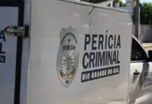 Carro da pericia na ocorrência da idosa que morreu em incêndio em porto alegre
