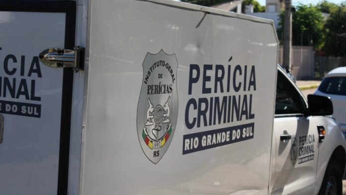 Carro da pericia na ocorrência da idosa que morreu em incêndio em porto alegre