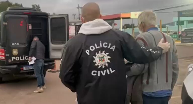 Imagem mostra idoso sendo preso em Canoas
